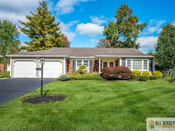 75 Oakey Dr, Kendall Park, NJ 08824
