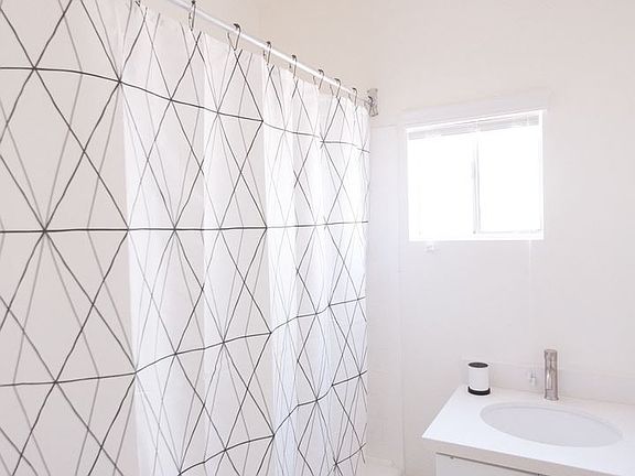 5th image of 3921 Marathon St APT 6