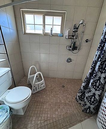 3rd image of 1028 W Las Flores Ave