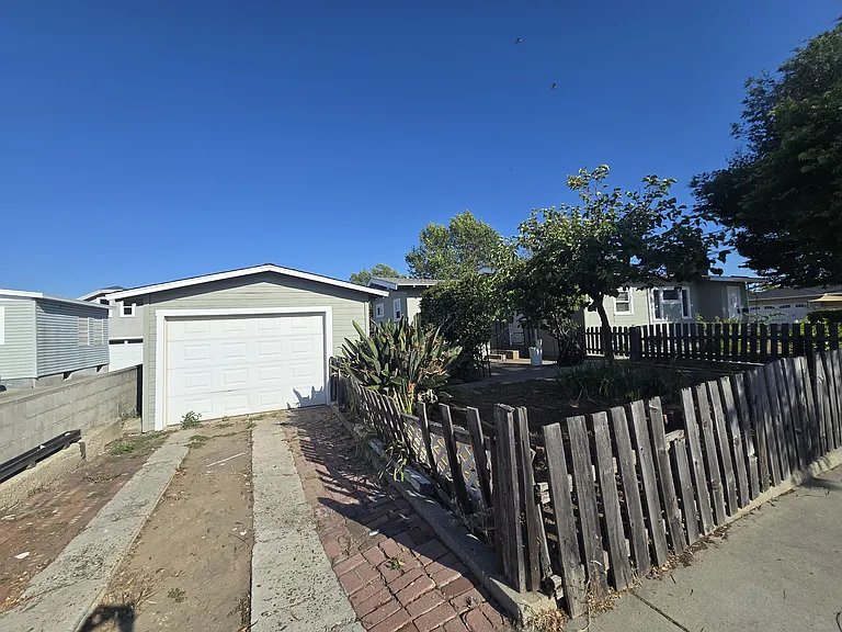 203 E Elm St — Photo 14