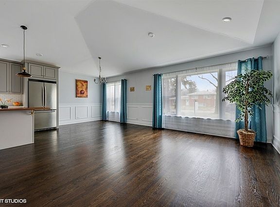 3rd image of 3315 Wilmette Ave