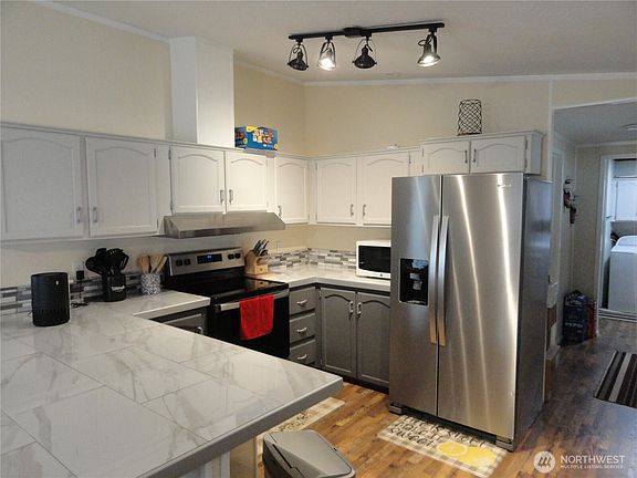 5th image of 222 Maple Avenue NW Unit 6