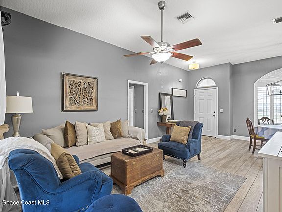 4th image of 472 Arbor St