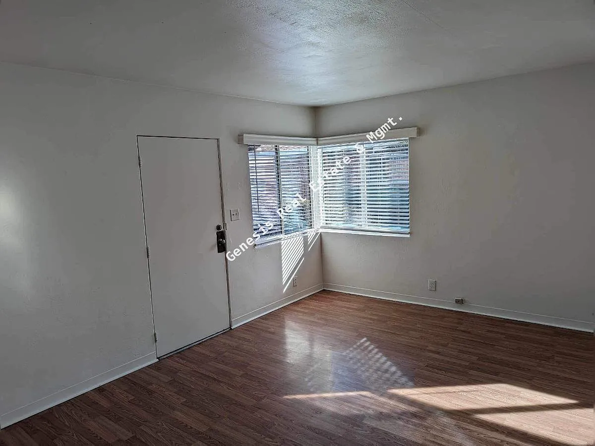 2 bed, 1.0 bath, 920 sqft, $1,350 — Photo 2