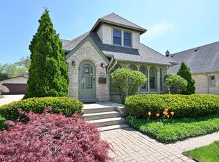 2518 N 89th St, Wauwatosa, WI 53226