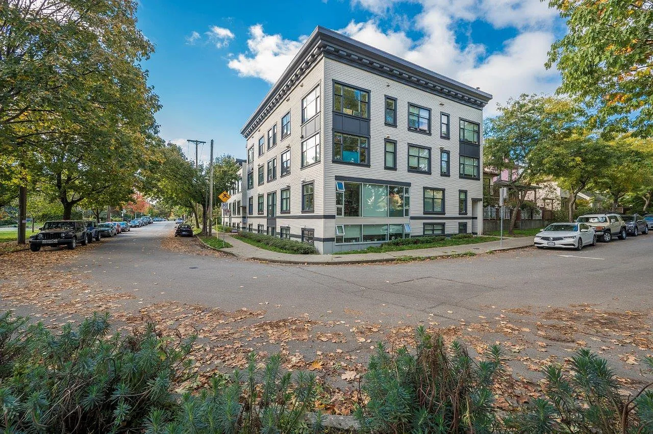 Acadia Apartments - Move in now and receive half a month's rent free! — Photo 1