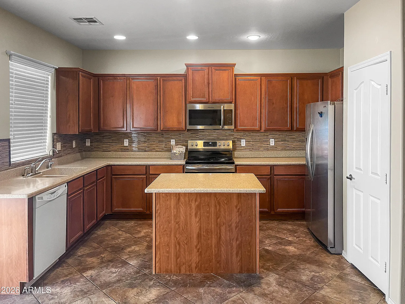 3 bed, 2.0 bath, 1301 sqft, $1,975 — Photo 4
