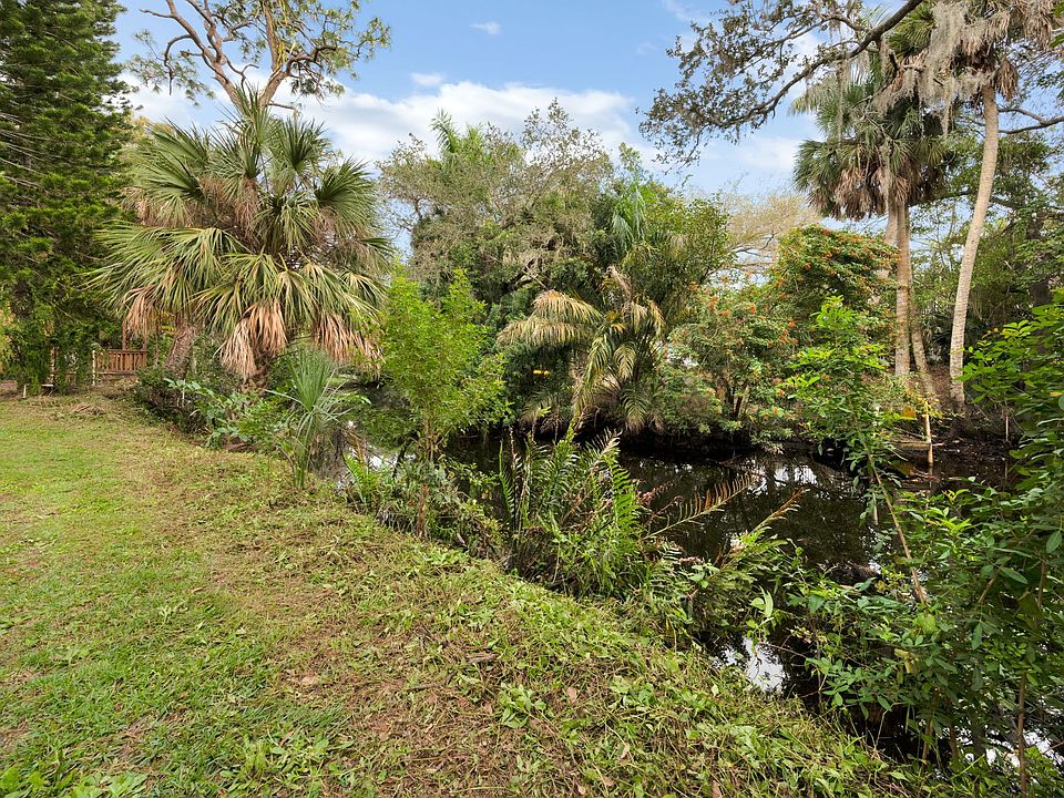 You can fish or kayak Oak Creek, from the back yard, which connects to the Imperial River that leads out to the Gulf of Mexico!