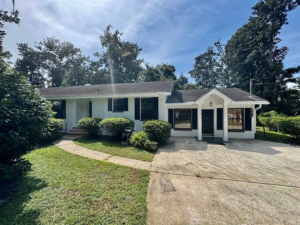 1692 Holly Oaks Lake Rd E