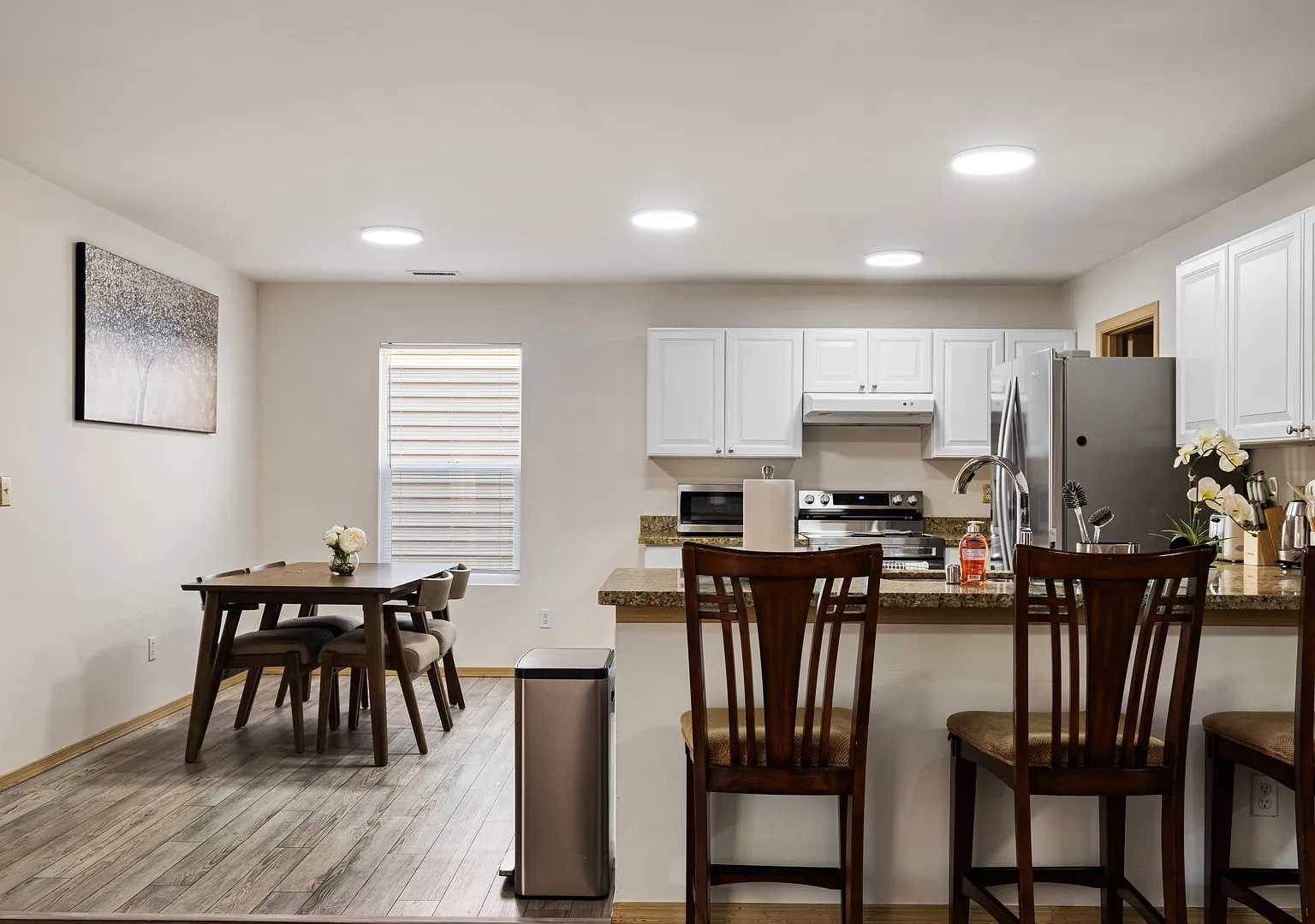 Five Star Spacious 5Bed/2.5Ba — Photo 3