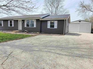 911 Lamson St, Flora, IL 62839