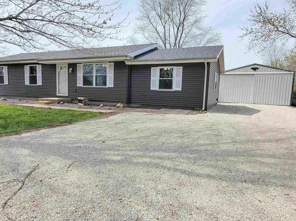 911 Lamson St, Flora, IL 62839