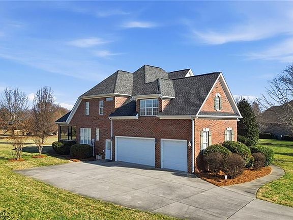 3rd image of 204 Fosseway Dr
