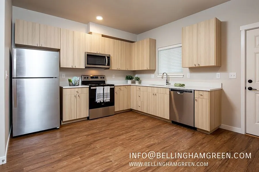 3 Bed/2 Bath 2nd Floor Apartment - Voted #3 Best in the NW for 2025 and 2026 — Photo 2