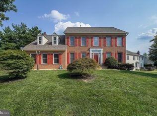 8177 Merry Oaks Ln, Vienna, VA 22182