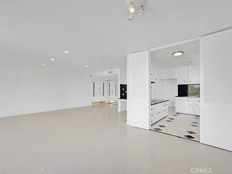 5301 Balboa Blvd — Photo 10