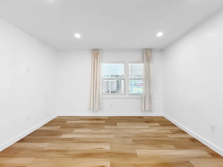 4631 Queensboro Ave S — Photo 11