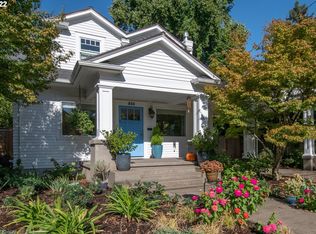 933 NE Hazelfern Pl, Portland, OR 97232