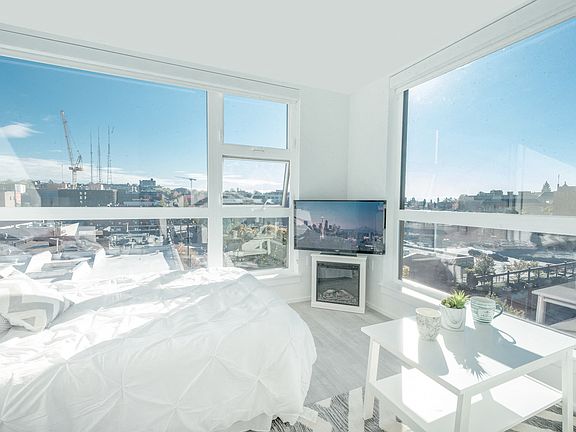 3rd image of 722 E Pike St #506