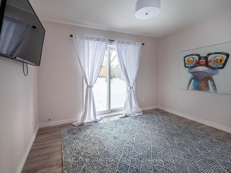 807 Greenfield Cres #UPPER — Photo 8