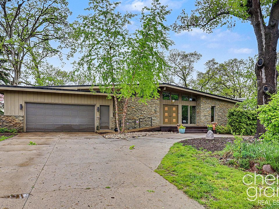 1st image of 3255 Dorais Dr NE