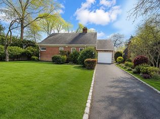 68 Princeton St, Roslyn Heights, NY 11577