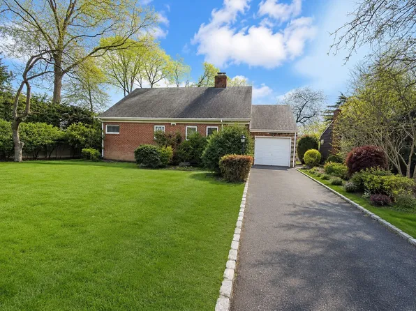 68 Princeton St, Roslyn Heights, NY 11577