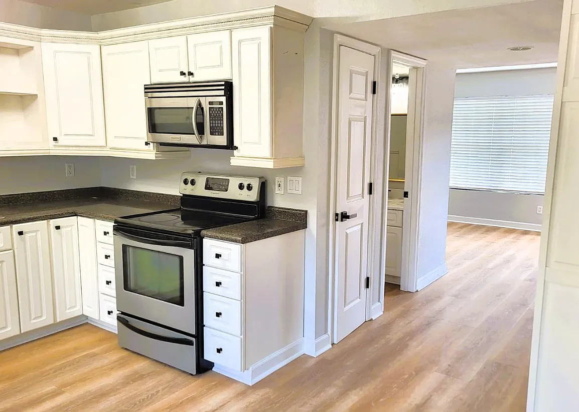 1802 Jackson Ave W — Photo 2