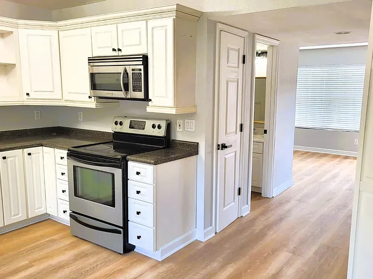 1802 Jackson Ave W #101 — Photo 2