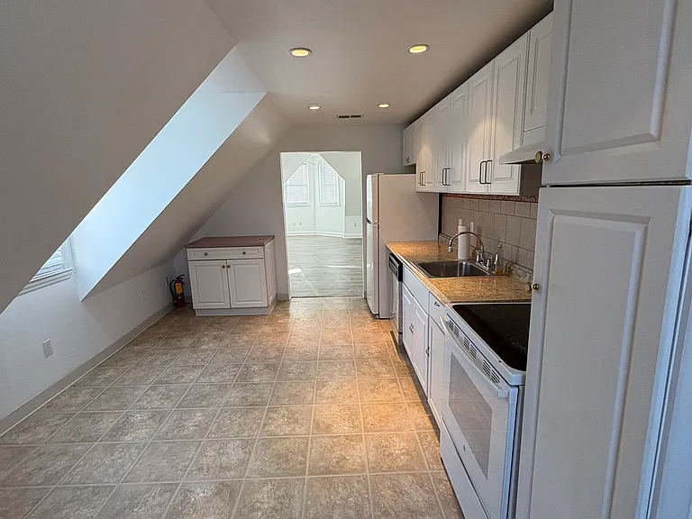 24 Somme St #3 — Photo 4