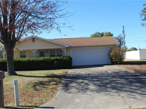 1620 N Walnut St, Iola, KS 66749