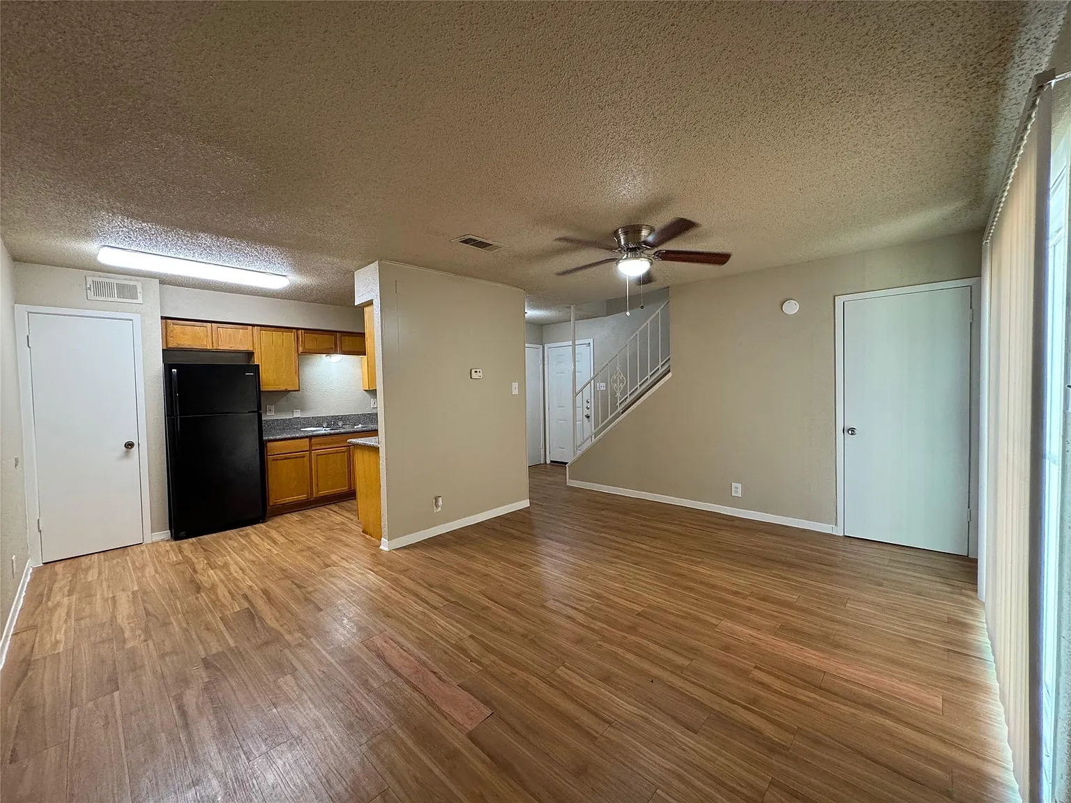 1 bed, 1.5 bath, 903 sqft, $1,149 — Photo 3