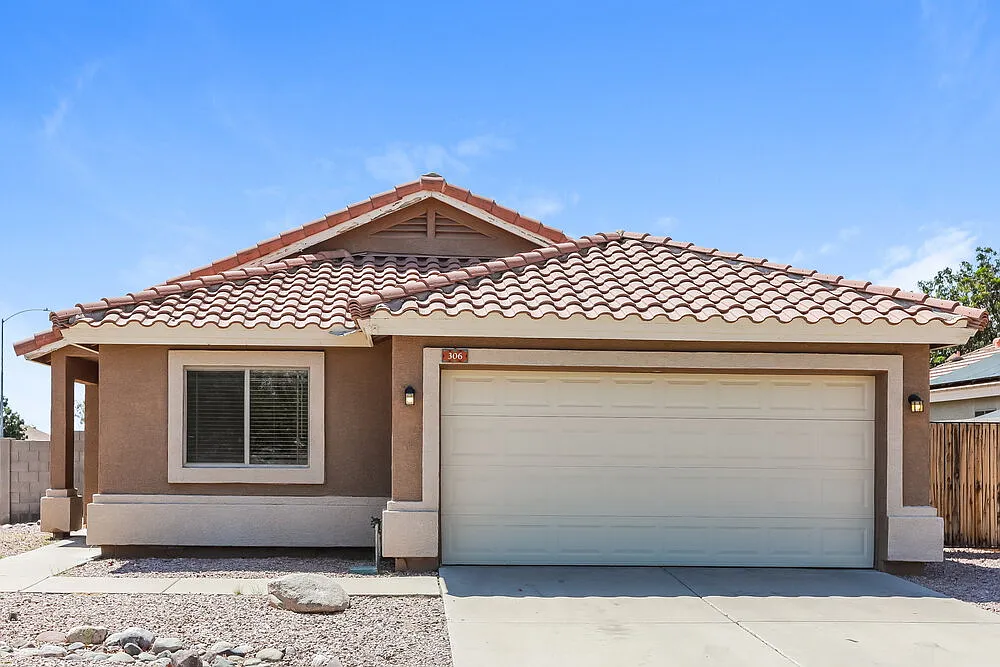 3 bed, 2.0 bath, 1815 sqft, $2,335 — Photo 1