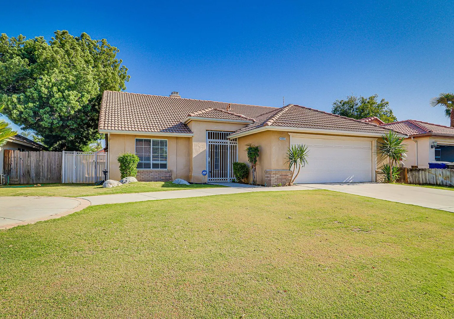 Spacious Home in SW Bakersfield! — Photo 1