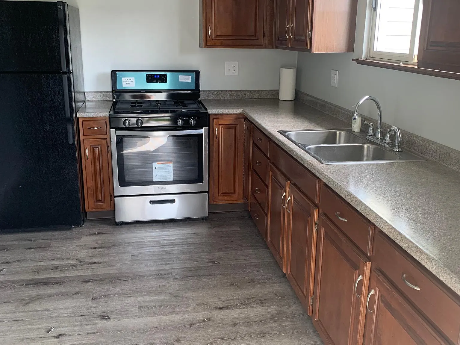 1718 Riverside Dr — Photo 2