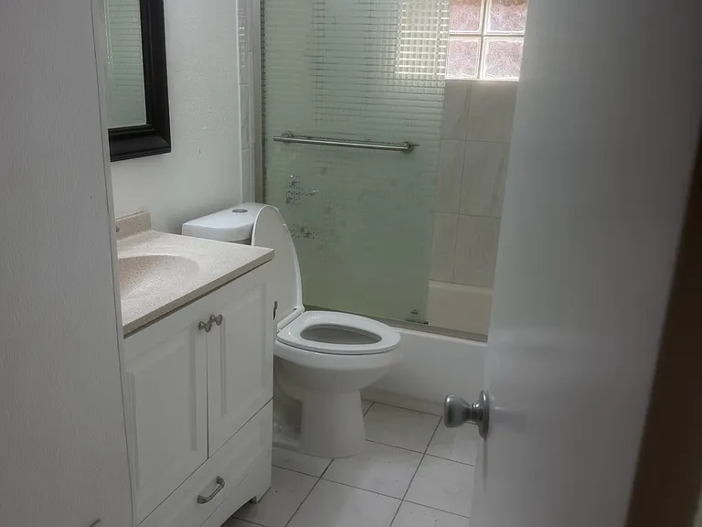521 N Corona St #B — Photo 11