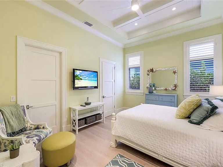 425 Harbour Dr — Photo 18