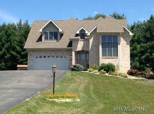 12 Rollingwood Dr, Moro, IL 62067