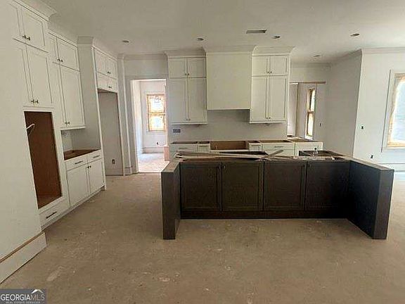 3rd image of 2932 Surrey Ln