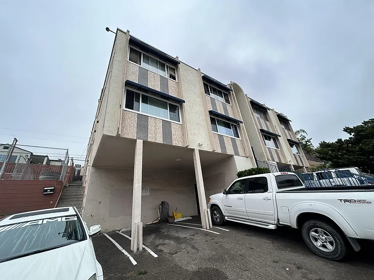 4330 52nd St — Photo 4