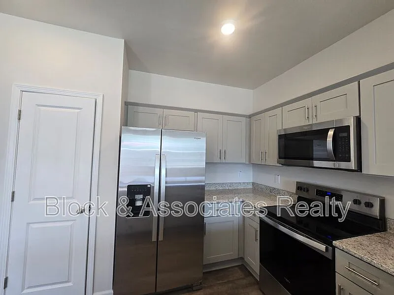 3 bed, 2.5 bath, 1418 sqft, $1,825 — Photo 3