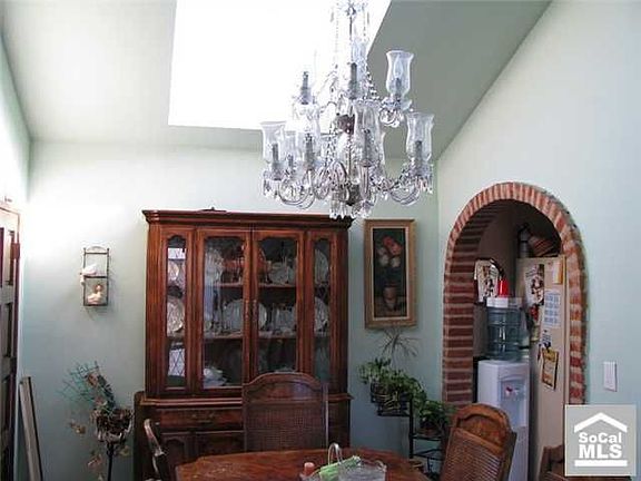 BEAUTIFUL SKYLITE IN DINNINGROOM
