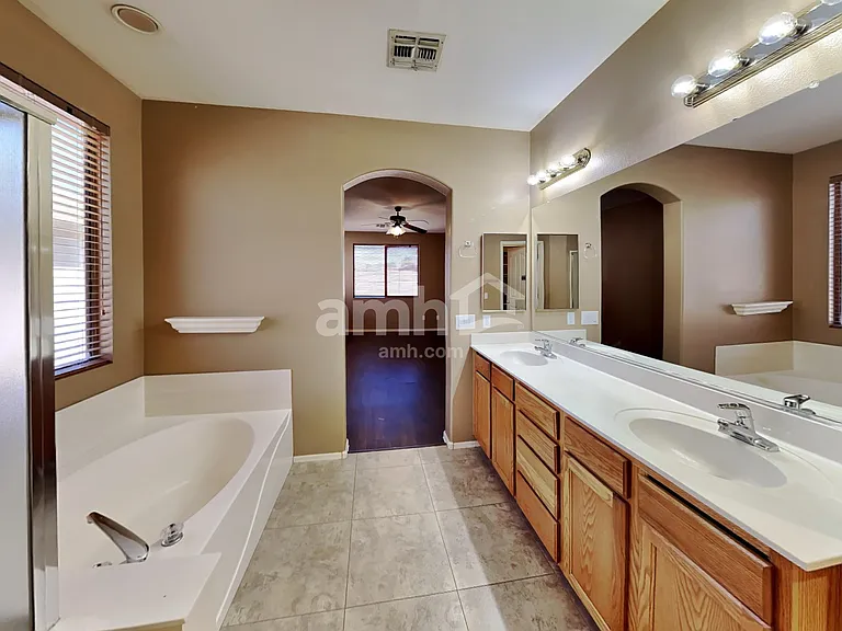 2150 E Bellerive Pl — Photo 10