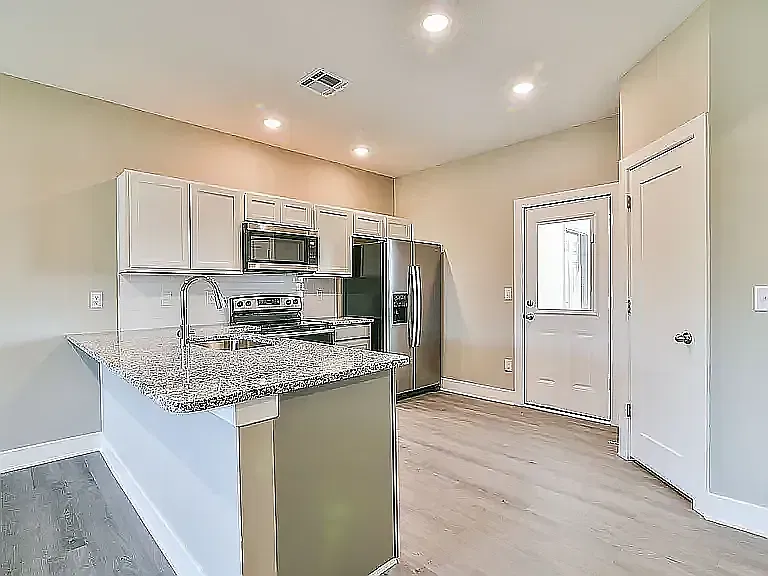 3 bed, 1270 sqft, $1,550 — Photo 3