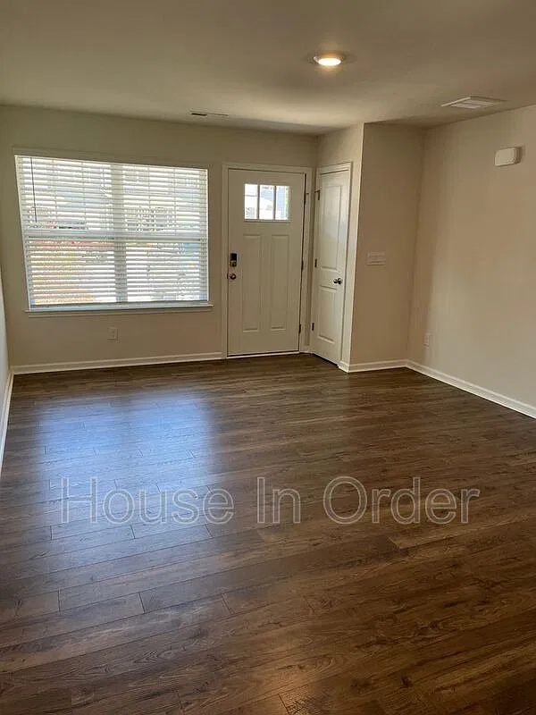 3 bed, 2.5 bath, 1375 sqft, $2,025 — Photo 3