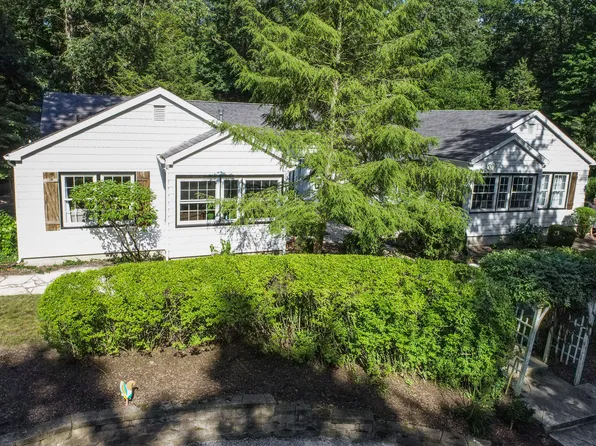 16 W Leewater Ave, Beverly Shores, IN 46301