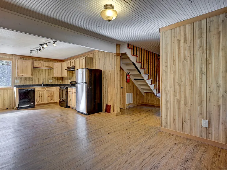 4414 Martindale Dr — Photo 2