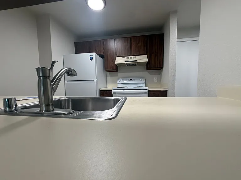 Carlynn Apartments — Photo 4