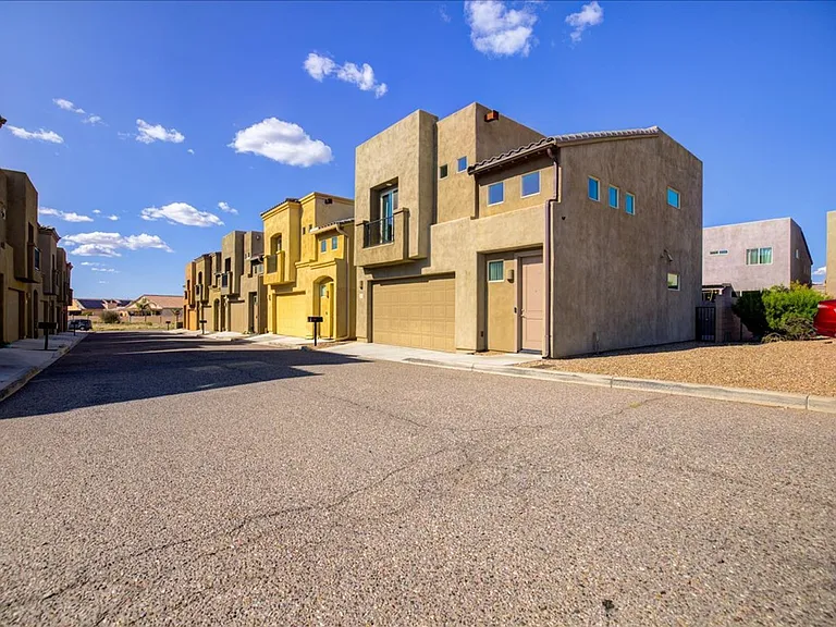 241 E Imperial Ct — Photo 2