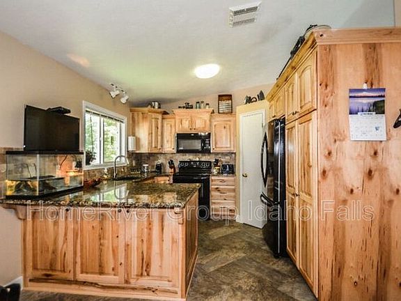 4th image of 2745 Vesta Cir
